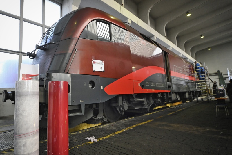 Beklebung der ÖBB-Lok mit dem Motiv: 'Demokratie in Bewegung'