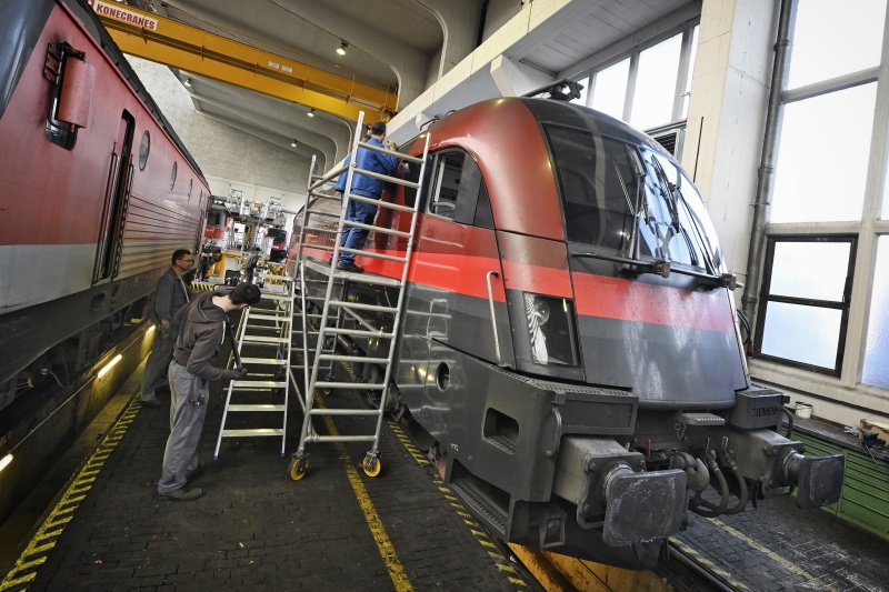 Beklebung der ÖBB-Lok mit dem Motiv: 'Demokratie in Bewegung'