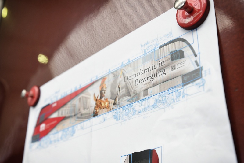 Beklebung der ÖBB-Lok mit dem Motiv: 'Demokratie in Bewegung'