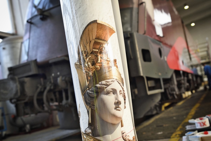 Lokomotive der ÖBB bei der Beklebung