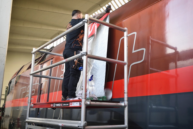 Beklebung der ÖBB-Lok mit dem Motiv: 'Demokratie in Bewegung'