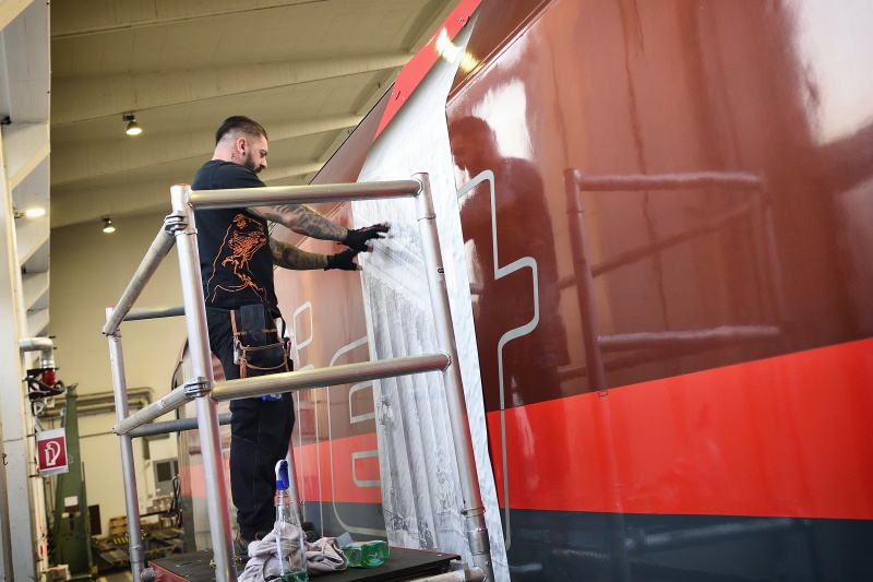 Beklebung der ÖBB-Lok mit dem Motiv: 'Demokratie in Bewegung'