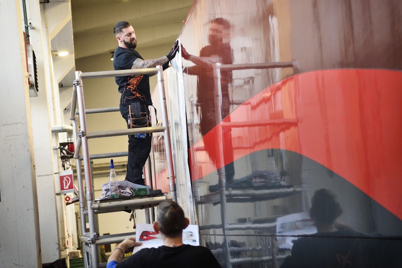 Beklebung der ÖBB-Lok mit dem Motiv: 'Demokratie in Bewegung'