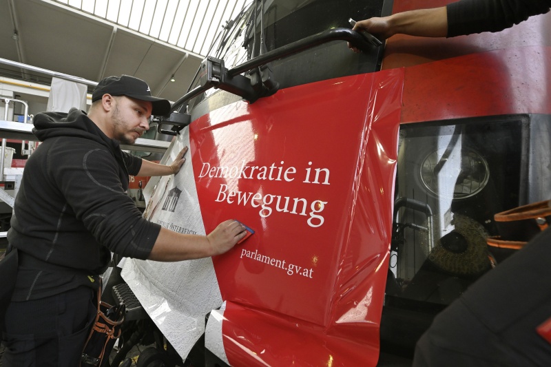 Beklebung der ÖBB-Lok mit dem Motiv: 'Demokratie in Bewegung'
