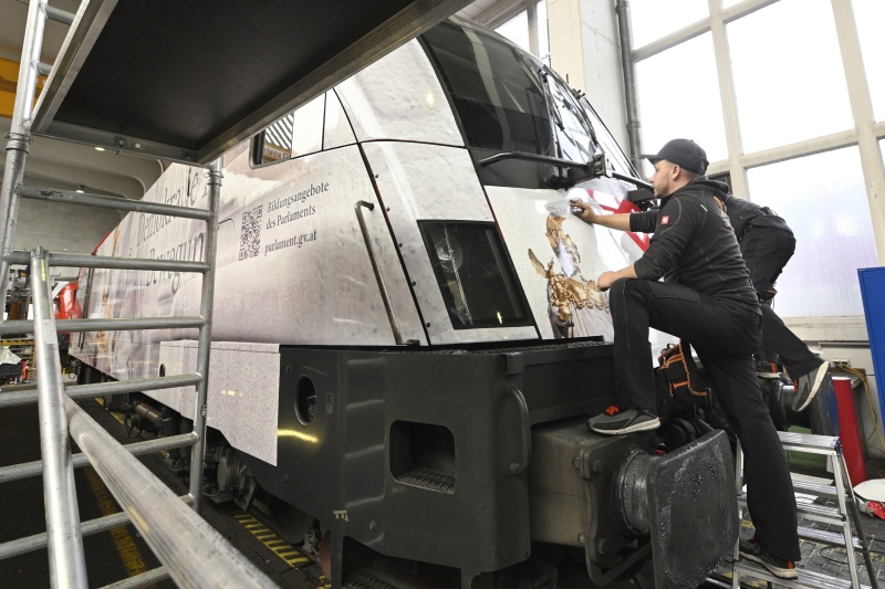 Beklebung der ÖBB-Lok mit dem Motiv: 'Demokratie in Bewegung'