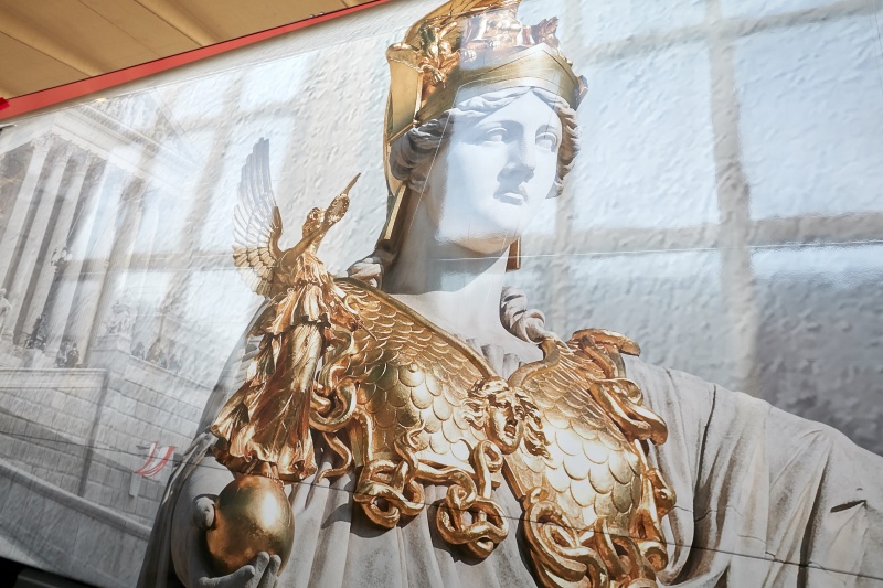 Beklebung der ÖBB-Lok mit dem Motiv: 'Demokratie in Bewegung'