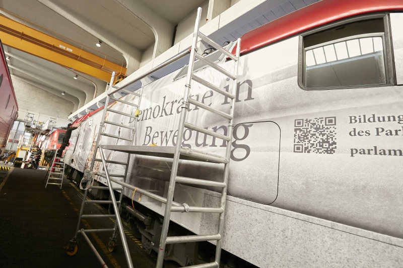 Beklebung der ÖBB-Lok mit dem Motiv: 'Demokratie in Bewegung'