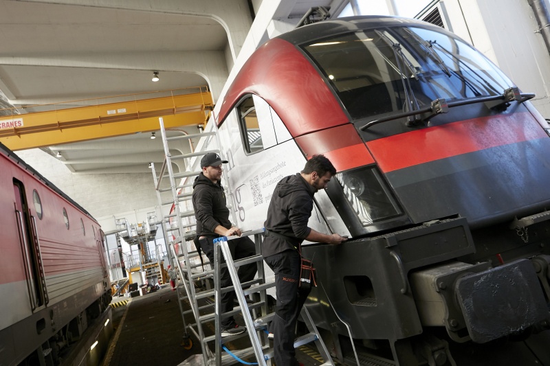 Beklebung der ÖBB-Lok mit dem Motiv: 'Demokratie in Bewegung'