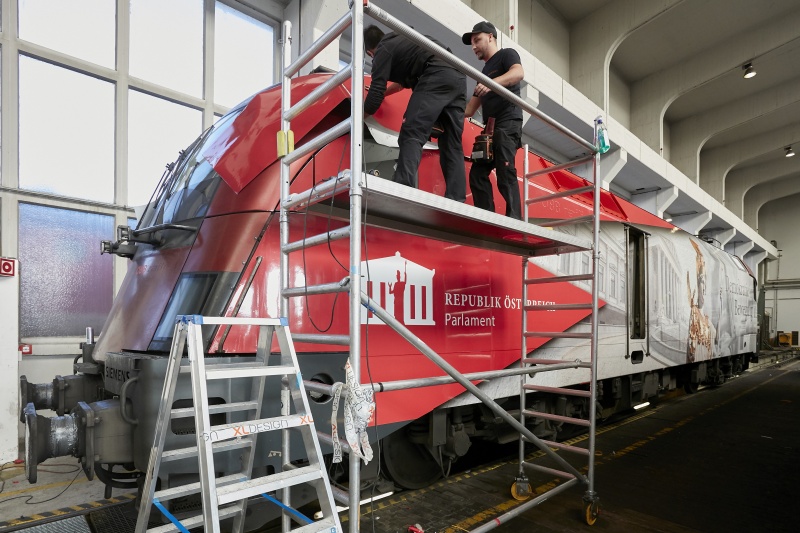 Beklebung der ÖBB-Lok mit dem Motiv: 'Demokratie in Bewegung'