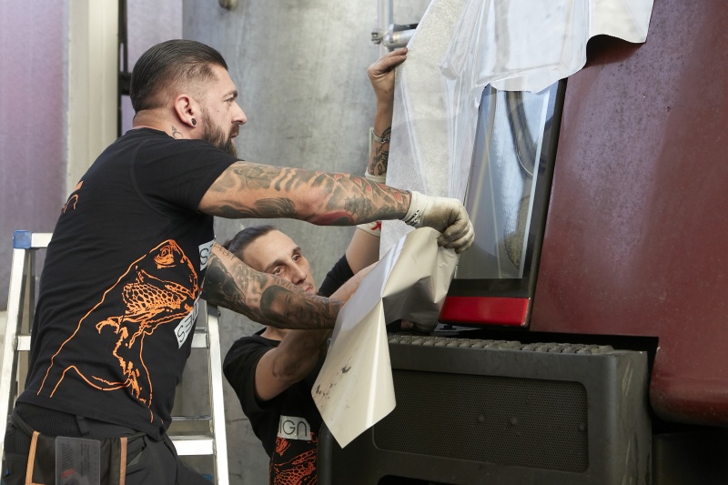 Beklebung der ÖBB-Lok mit dem Motiv: 'Demokratie in Bewegung'