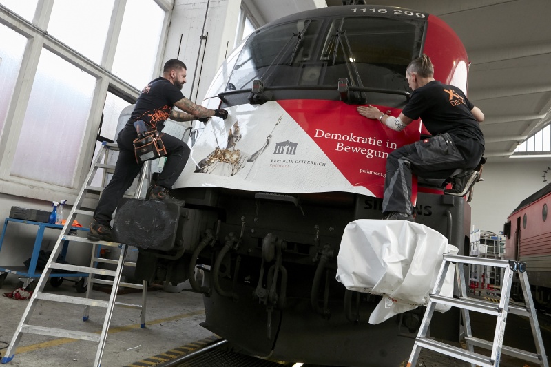 Beklebung der ÖBB-Lok mit dem Motiv: 'Demokratie in Bewegung'