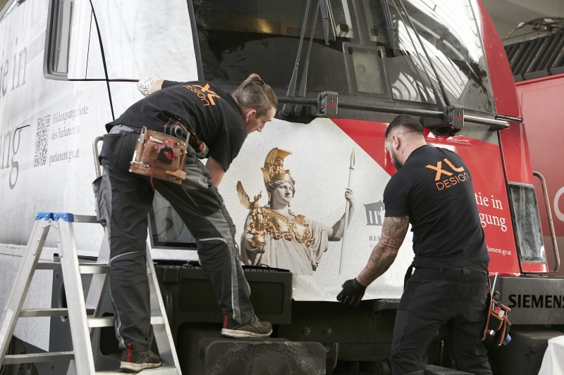 Beklebung der ÖBB-Lok mit dem Motiv: 'Demokratie in Bewegung'