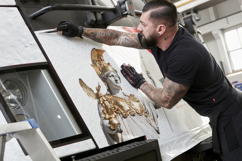 Beklebung der ÖBB-Lok mit dem Motiv: 'Demokratie in Bewegung'