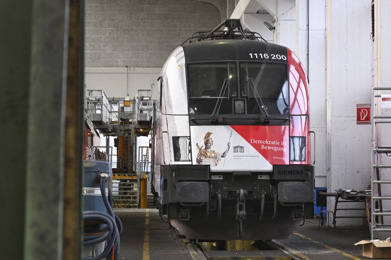 ÖBB-Lok mit dem Motiv: 'Demokratie in Bewegung'