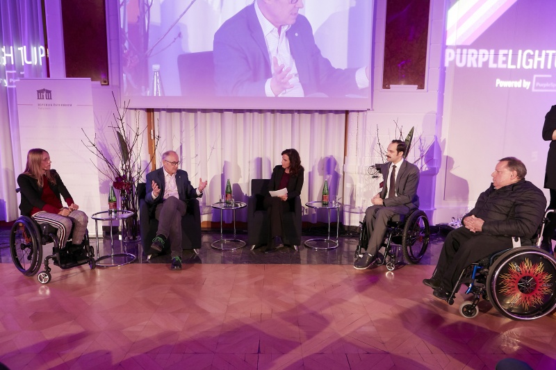 Diskussionsrunde; von links: Nationalratsabgeordnete Kira Grünberg (V), Martin Essl Essl Fondation,  Alice Herzog ORF, Christian Keimel Microsoft Österreich, Präsident des Österreichischen Behindertenrates Herbert Pichler