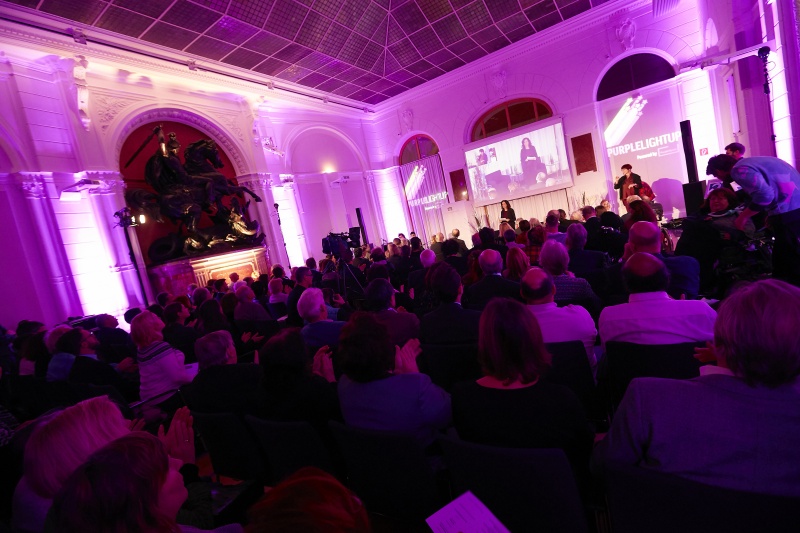 Moderation durch Alice Herzog ORF. Blick Richtung VeranstaltungsteilnehmerInnen