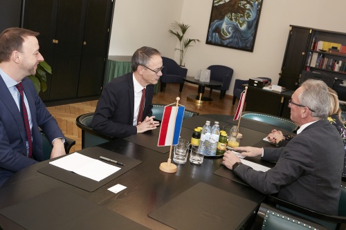 Aussprache: rechte Seite Bundesratspräsident Karl Bader (V), linke Seite Botschafter Niederlande Aldrik Gierveld