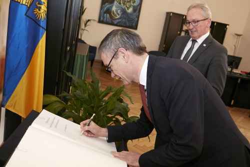 Eintrag in das Gästebuch. Von rechts: Bundesratspräsident Karl Bader (V), Botschafter Niederlande Aldrik Gierveld