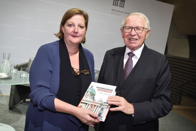 Von links: Verlagsleitung Böhlau Verlag Waltraud Moritz, Ernst Bruckmüller