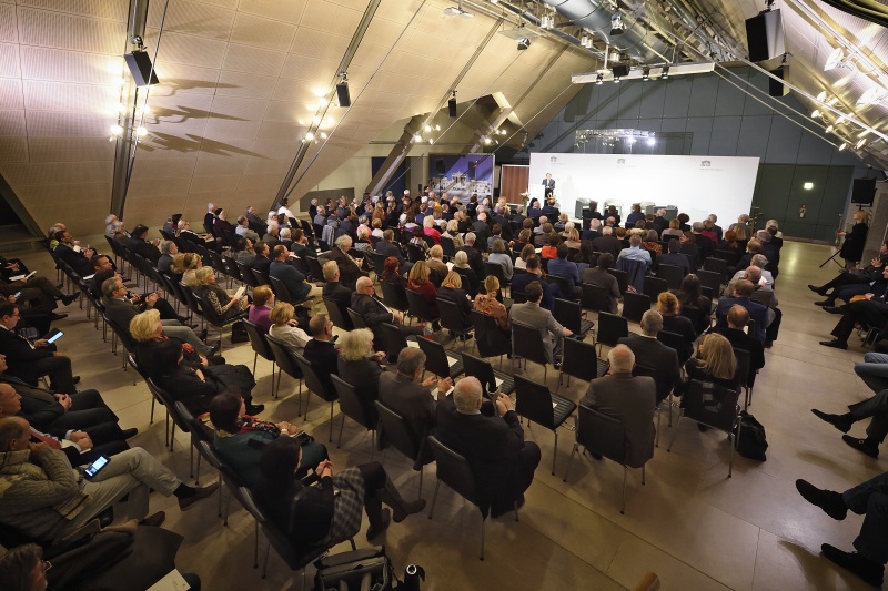 Dachfoyer mit BesucherInnen