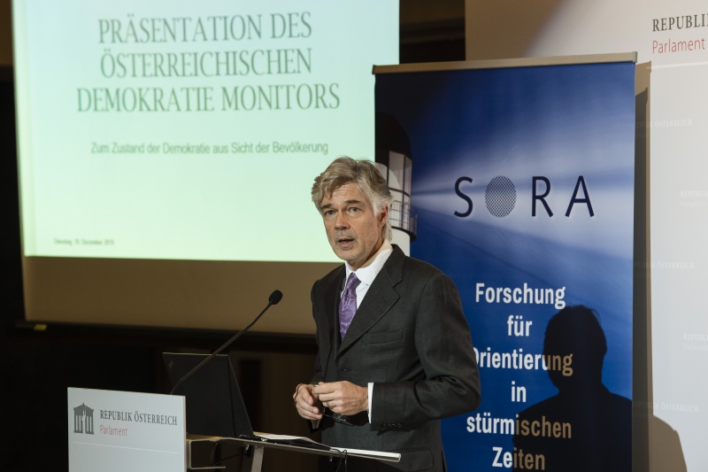 Am Rednerpult: Parlamentsdirektor Harald Dossi