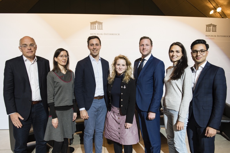 Von links: SORA Scientific Direktor Günter Ogris, SORA Senior Researcher Martina Zandonella, Nationalratsabgeordneter Nico Marchetti (V), Nationalratsabgeordnete Eva Maria Holzleitner (S), Nationalratsabgeordneter Michael Schnedlitz (F), Nationalratsabgeordnete Barbara Neßler (G), Nationalratsabgeordneter Yannik Shetty (N)