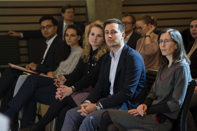 Erste Reihe von rechts: SORA Senior Researcher Martina Zandonella, Nationalratsabgeordneter Nico Marchetti (V), Nationalratsabgeordnete Eva Maria Holzleitner (S), Nationalratsabgeordnete Barbara Neßler (G), Nationalratsabgeordneter Yannik Shetty (N)
