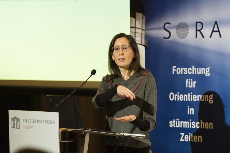 Am Rednerpult: SORA Senior Researcher Martina Zandonella