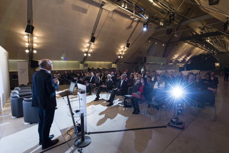 Am Rednerpult: SORA Scientific Direktor Günter Ogris, Blick Richtung VeranstaltungsteilnehmerInnen