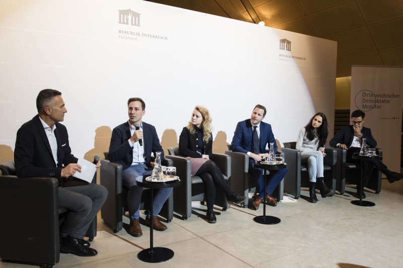 Am Podium von links: Parlamentssprecher Karl-Heinz Grundböck, Nationalratsabgeordneter Nico Marchetti (V), Nationalratsabgeordnete Eva Maria Holzleitner (S), Nationalratsabgeordneter Michael Schnedlitz (F), Nationalratsabgeordnete Barbara Neßler (G), Nationalratsabgeordneter Yannik Shetty (N)