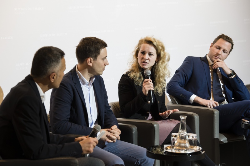 Am Podium von links: Parlamentssprecher Karl-Heinz Grundböck, Nationalratsabgeordneter Nico Marchetti (V), Nationalratsabgeordnete Eva Maria Holzleitner (S), Nationalratsabgeordneter Michael Schnedlitz (F)