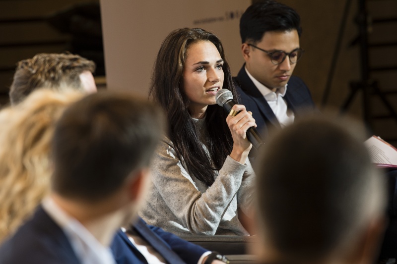 Am Podium von links: Nationalratsabgeordnete Barbara Neßler (G), Nationalratsabgeordneter Yannik Shetty (N)
