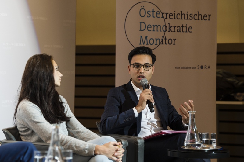 Am Podium von links: Nationalratsabgeordnete Barbara Neßler (G), Nationalratsabgeordneter Yannik Shetty (N)