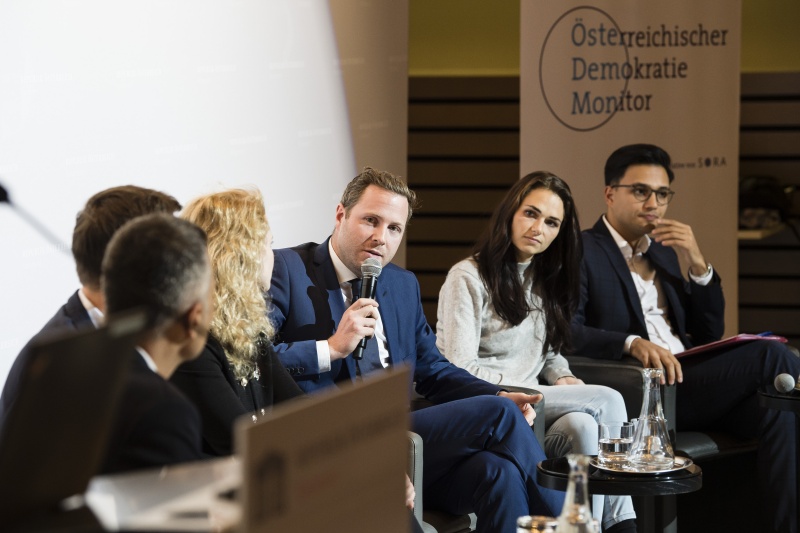 Am Podium von links: Nationalratsabgeordneter Michael Schnedlitz (F), Nationalratsabgeordnete Barbara Neßler (G), Nationalratsabgeordneter Yannik Shetty (N)