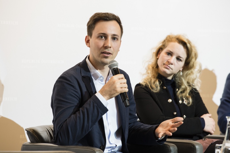 Am Podium von links: Nationalratsabgeordneter Nico Marchetti (V), Nationalratsabgeordnete Eva Maria Holzleitner (S)
