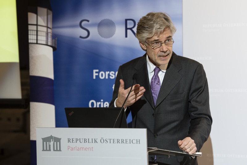 Am Rednerpult: Parlamentsdirektor Harald Dossi