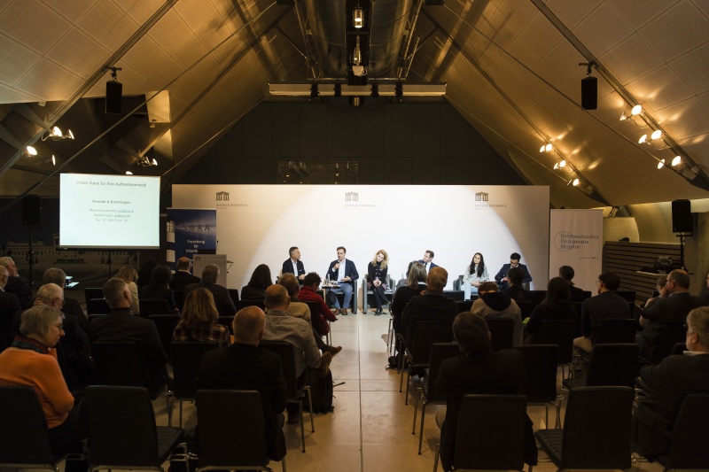 Am Podium von links: Parlamentssprecher Karl-Heinz Grundböck, Nationalratsabgeordneter Nico Marchetti (V), Nationalratsabgeordnete Eva Maria Holzleitner (S), Nationalratsabgeordneter Michael Schnedlitz (F), Nationalratsabgeordnete Barbara Neßler (G), Nationalratsabgeordneter Yannik Shetty (N)