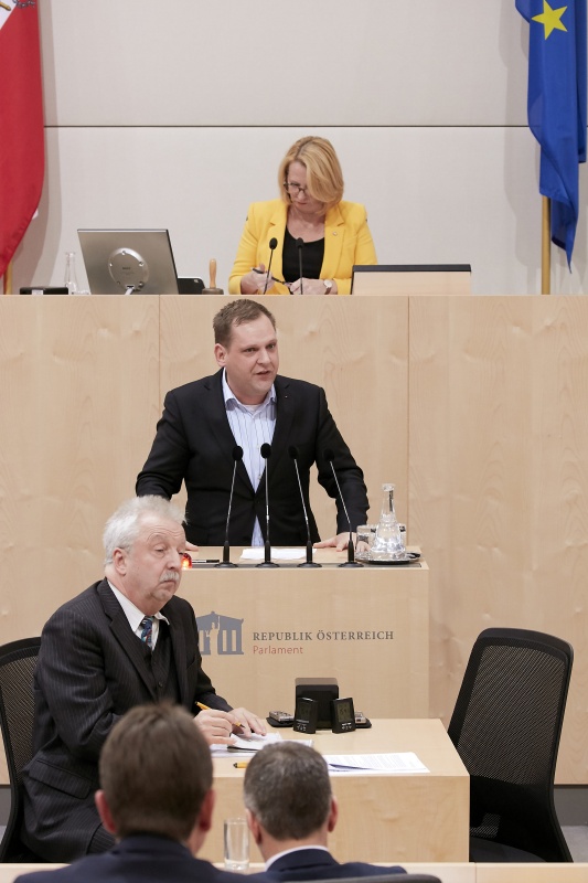 am Rednerpult Nationalratsabgeordneter Philip Kucher (S)