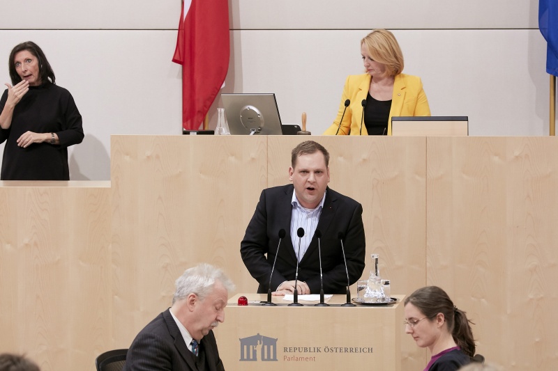 am Rednerpult Nationalratsabgeordneter Philip Kucher (S)