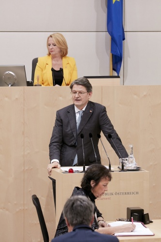 am Rednerpult Nationalratsabgeordneter Helmut Brandstätter (N)