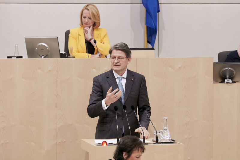 am Rednerpult Nationalratsabgeordneter Helmut Brandstätter (N)