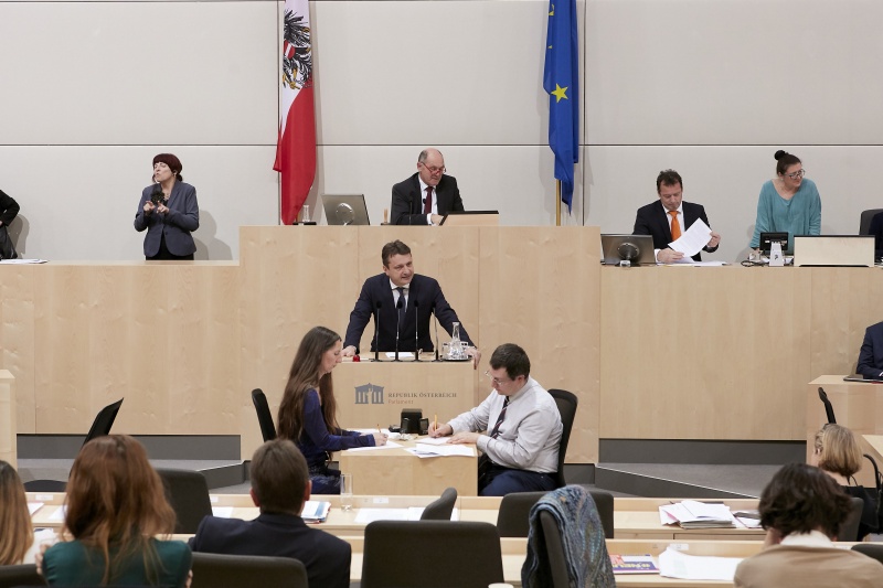 Am Rednerpult: Nationalratsabgeordneter Klaus Fürlinger (V)