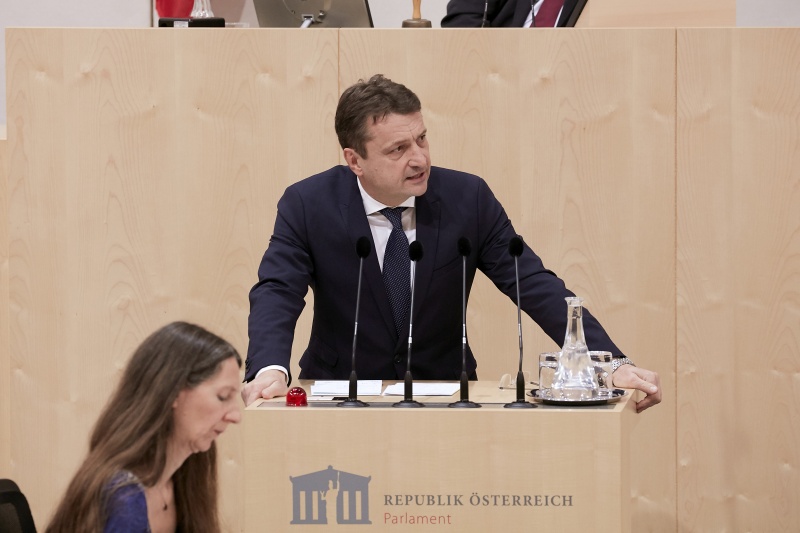 Am Rednerpult: Nationalratsabgeordneter Klaus Fürlinger (V)