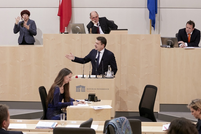 Am Rednerpult: Nationalratsabgeordneter Klaus Fürlinger (V)