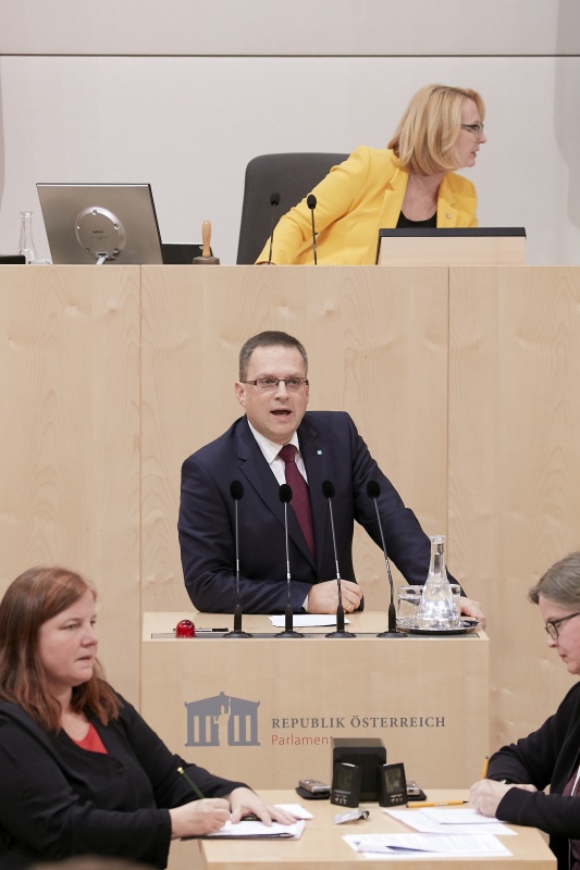 Am Rednerpult Klubobmann August Wöginger (V)