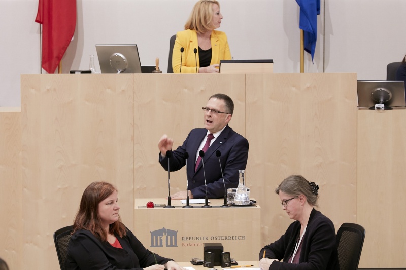 Am Rednerpult Klubobmann August Wöginger (V)