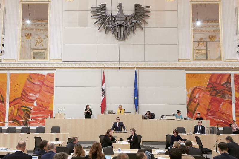 Am Rednerpult Klubobmann August Wöginger (V)