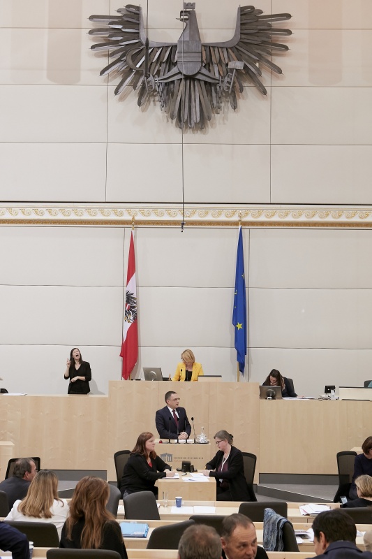 Am Rednerpult Klubobmann August Wöginger (V)