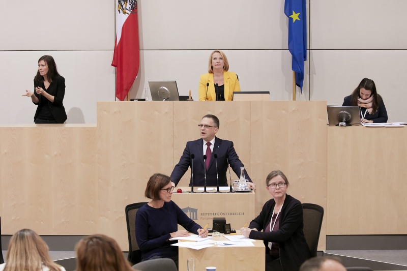 Am Rednerpult Klubobmann August Wöginger (V)