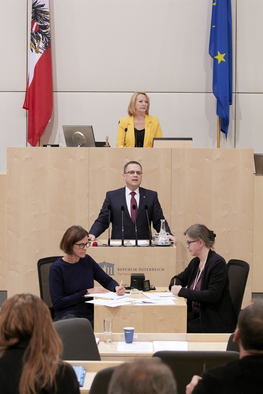 Am Rednerpult Klubobmann August Wöginger (V)